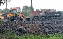 Bắc Giang: Hơn 4 năm không xử lý nổi bãi than trái phép lấn đường, mất ATGT