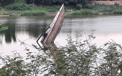 Tàu cát bị chìm, trồi mũi trên sông Thạch Hãn gây xôn xao