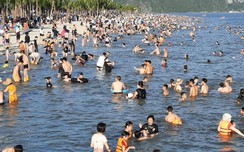 Bất chấp Covid-19, bãi link w88 Hòn Gai chen kín người, khẩu trang "vắng bóng"