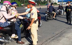 CSGT Đồng Nai phát nước, khăn lạnh, khẩu trw88 comg cho người đi đường