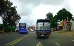 Video: link vao w88 khách vượt ẩu suýt gây tai nạn với ô tô con ở Lâm Đồng