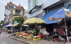 Chợ "cóc" tái diễn lấn chiếm vỉa hè, lòng đường ở ngã ba Cửa Ông