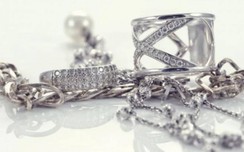Cứu cả nhà khỏi nhiễm độc nhờ chi tiết bất thường trên trang sức