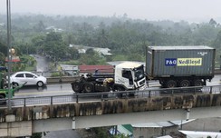 Xe container va chạm thành cầu Rạch Miễu, kẹt xe gần 2 tiếng
