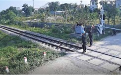 Lái xe đầu kéo thoát chết trong gang tấc nhờ nhân viên đường sắt dũng cảm