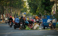 Đường lớn, cầu gần chợ Bình Điền “biến” thành nơi trung chuyển hàng hóa