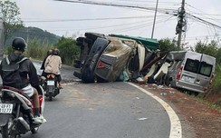 Xe đầu kéo tông xe khách làm 7 người bị thương trên đèo w88 vin app