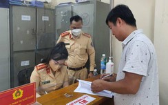 CSGT tận tình hướng dẫn, tài xế phấn khởi nộp phạt online