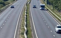 Dải phân cách trên cao tốc Anh biến dạng vì nắng nóng?