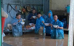 Công nhân cao tốc ăn mì tôm giữ công trường mênh mông nước sau lũ dữ