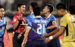 Trọng tài V-League "tặng" penalty cho HAGL nhận án phạt nặng