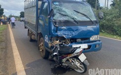 Video TNGT 5/12: w88 com vn máy dính chặt vào đầu ô tô tải, nam thanh niên tử vong