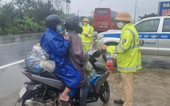 CSGT Huế đội mưa tiếp nước uống, nhắc nhở người dân lái w88 com vn an toàn