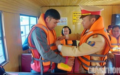 CSGT đường thủy Yên Bái hỗ trợ người dân du xuân đón Tết w88 toàn