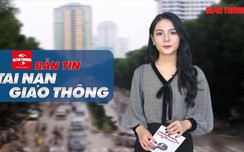 w88 TNGT ngày 18/2: Ô tô mất lái tông đổ cột đèn, "bay" dải phân cách