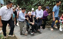 Ấm lòng hình ảnh 2 con khiêng xe lăn đưa mẹ già lên dâng hương các w88 com mobile