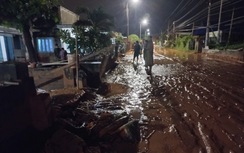 Mưa lớn, bùn đất tràn xuống gây sạt mố cầu, ách tắc đường ven biển Bình Thuận