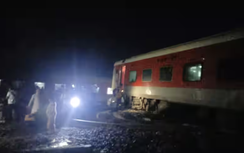 Tai nạn tàu tại Ấn Độ, 21 toa trật đường ray