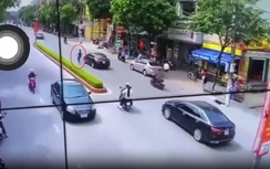 Chạy tạt đầu ô tô lúc tan trường, nam sinh ở Hà Nam bị tông trọng thương
