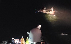 Vượt sóng dữ cứu 14 ngư dân gặp nạn trên biển