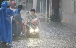 Đà Nẵng: Giao thông rối loạn, ô tô "bơi" giữa trưa sau cơn mưa lớn
