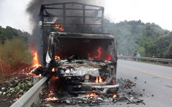 Xe tải bất ngờ đâm vào hộ lan rồi cháy rụi trên cao tốc Nội Bài - Lào Cai