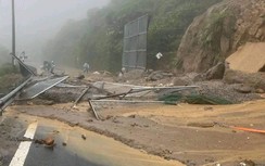 Mưa lớn gây sạt lở đèo Hải Vân, các phương tiện đi hầm đường bộ