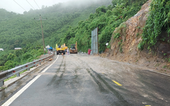 Lại cấm xe qua đèo Hải Vân do mưa rất to, nguy cơ sạt lở tái phát