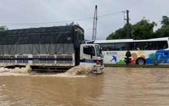 Cắt đường lên bán đảo Sơn Trà, nhiều tuyến quốc lộ qua Đà Nẵng ngập sâu, đi lại thế nào?