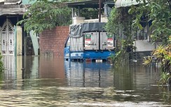 Đà Nẵng ngớt mưa nhưng nhiều tuyến đường vẫn ngập sâu