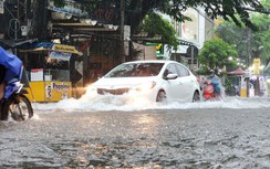 Mưa như trút, đường phố Quảng Ngãi ngập sâu trong biển nước