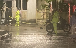 Hai học sinh đi xe máy tông cột điện giữa trời mưa, một em tử vong tại chỗ