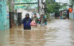 Người dân Đà Nẵng tất bật dọn nhà cửa sau mưa lũ