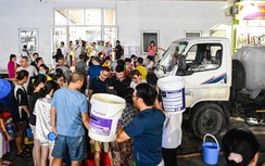 Cảnh hàng trăm cư dân Thanh Hà mang xô chậu hứng nước xe téc