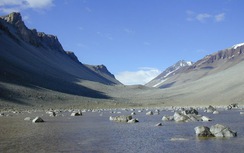 Độc đáo hồ nước không thể đóng băng dù trời lạnh -50 độ C