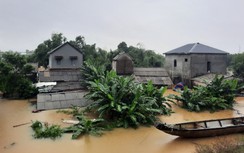 Mưa lớn, nước cuồn cuộn đổ về, nhiều khu vực tại Quảng Trị, Huế ngập sâu
