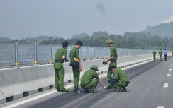 Vụ nghi đổ hoá chất trên đường cao tốc: Công an lấy mẫu để giám định