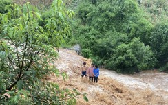 Gia Lai: Cứu hộ thành công 4 cháu bé bị lũ cô lập