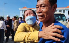 Đón 78 ngư dân thoát nạn vụ chìm tàu Quảng Nam trở về: Những giọt nước mắt hạnh phúc!