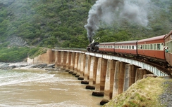 Tuyến đường sắt vừa hiểm trở, vừa thơ mộng trên bờ biển đẹp nhất Nam Phi