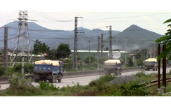 Khánh Hòa: Đoàn xe chở đá nghi quá tải nghênh ngang từ phố ra quốc lộ