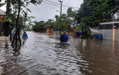 Nhiều tuyến đường ở Quảng Trị "thành sông", có nơi ngập cả mét sau mưa lớn
