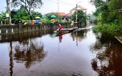 Nhiều nơi tại Quảng Trị và Huế ngập sâu, dân di chuyển bằng thuyền, bò lên cầu tránh lụt