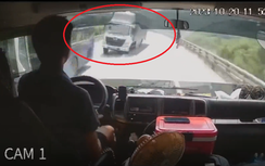 Xe tải chở hải sản lật giữa đường, camera hé lộ 3 giây trước tai nạn: Quá nguy hiểm!