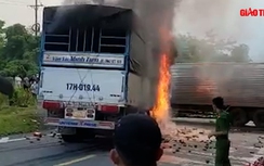 Bản tin TNGT 28/10: Xe tải bốc cháy dữ dội sau khi va chạm