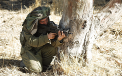 Vì sao lính Israel dùng "mũ đầu bếp" khi chiến đấu?