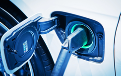 Vì sao ô tô điện vẫn dùng bình ắc quy như xe xăng dầu?