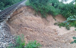Tuyến đường sắt Bắc - Nam qua Hà Tĩnh sạt lở sau mưa lớn