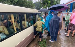 Trung chuyển 336 hành khách trên 2 chuyến tàu gặp sự cố sạt lở ở Hà Tĩnh