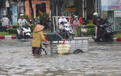 Người dân Bạc Liêu bì bõm dắt xe lội nước sau cơn mưa lớn kéo dài 2 giờ